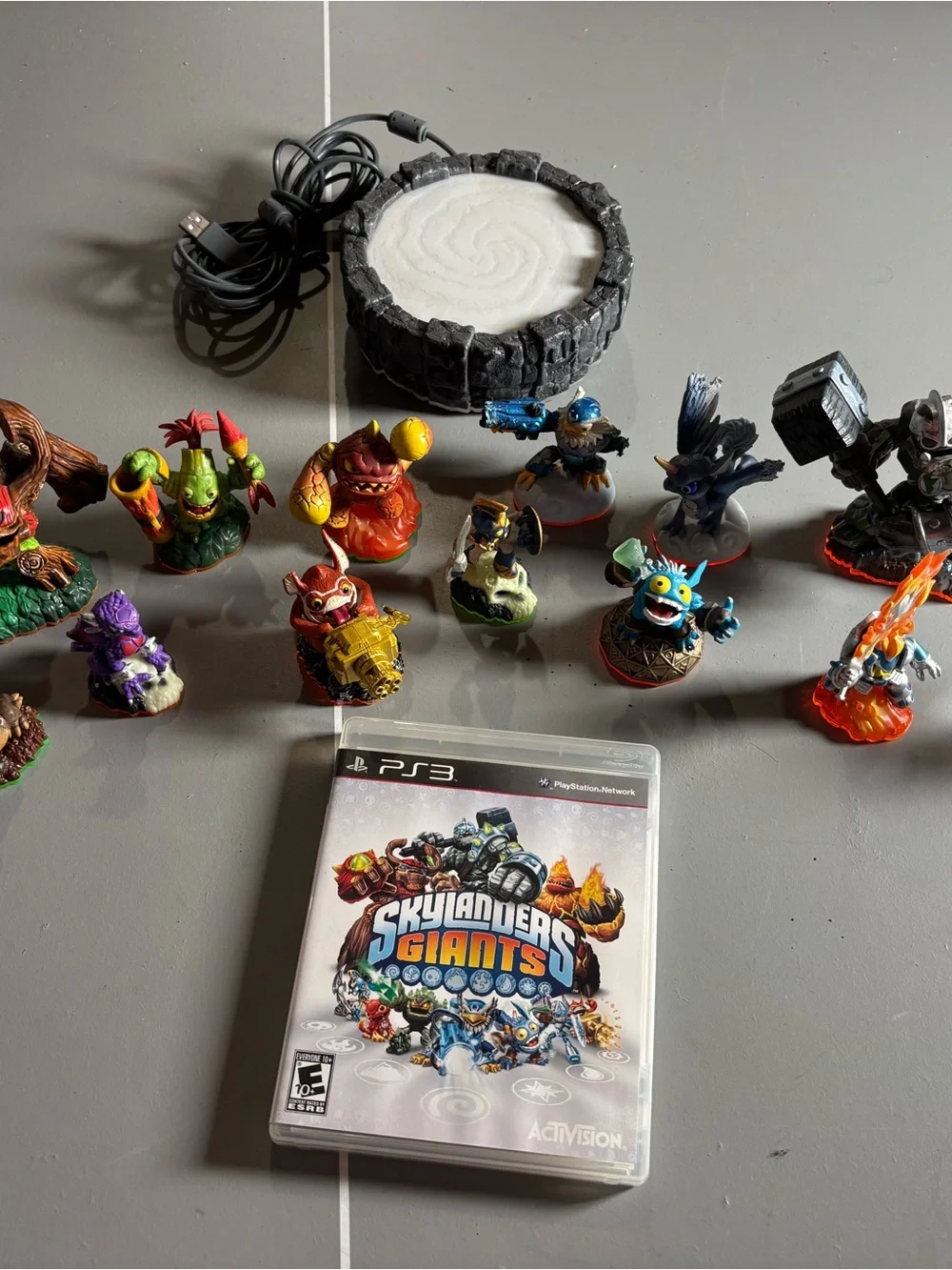 Skylanders Giants PS3 Game Bundle with Gray Portal and Multicolor Figures